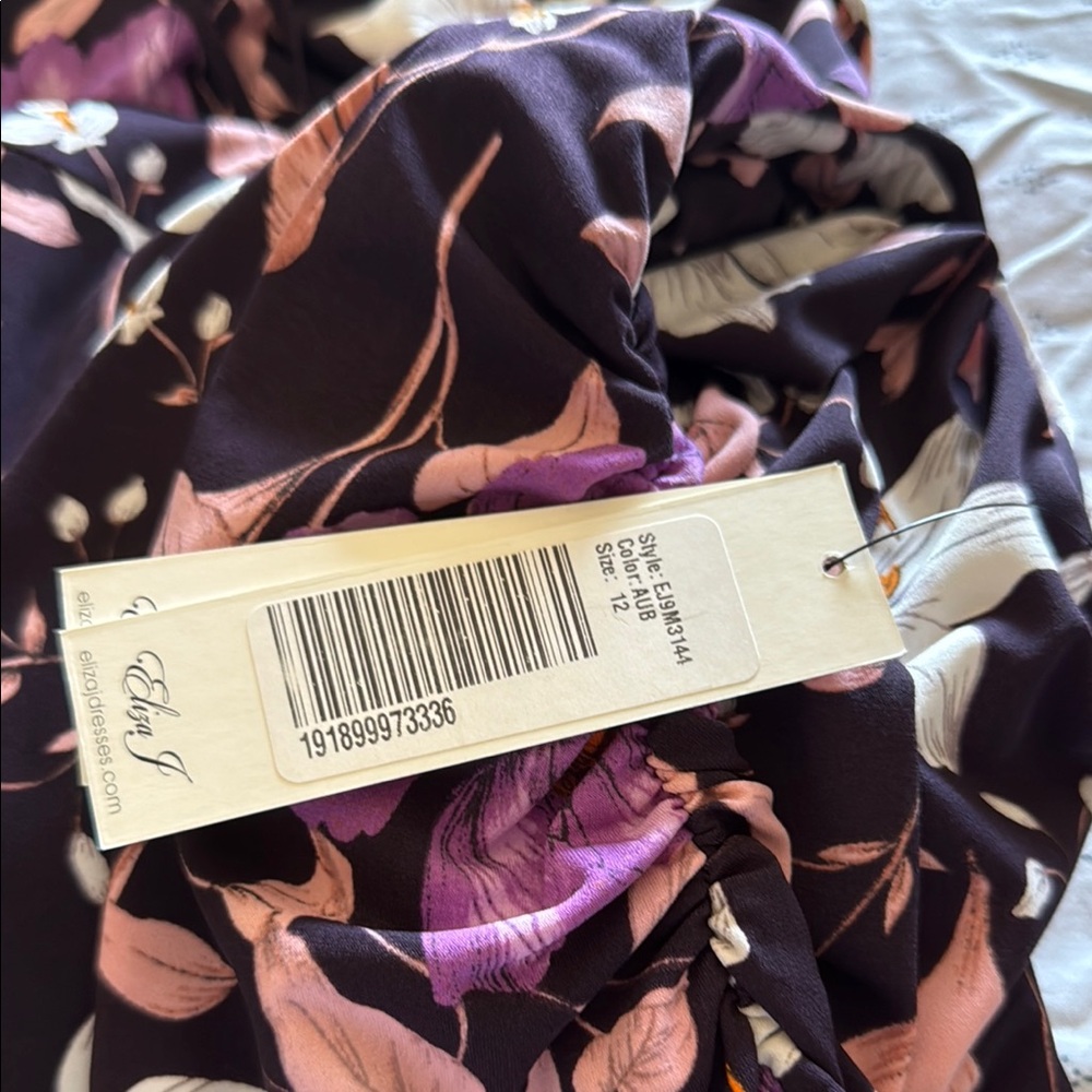 4 brand new dresses size medium and 40 Europe size but gives